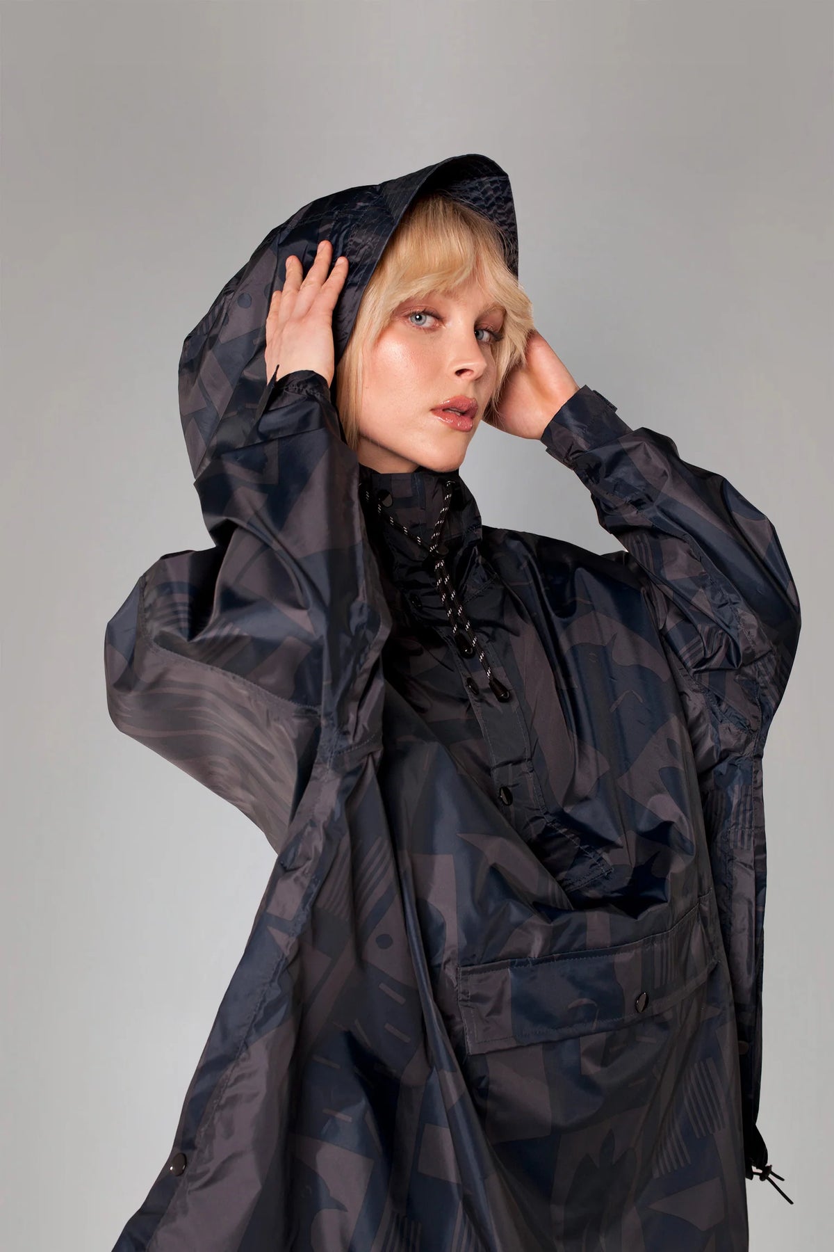 Rainkiss Anorak in Back to Black