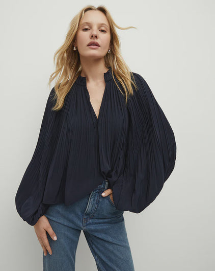 VB Walker Top in Navy