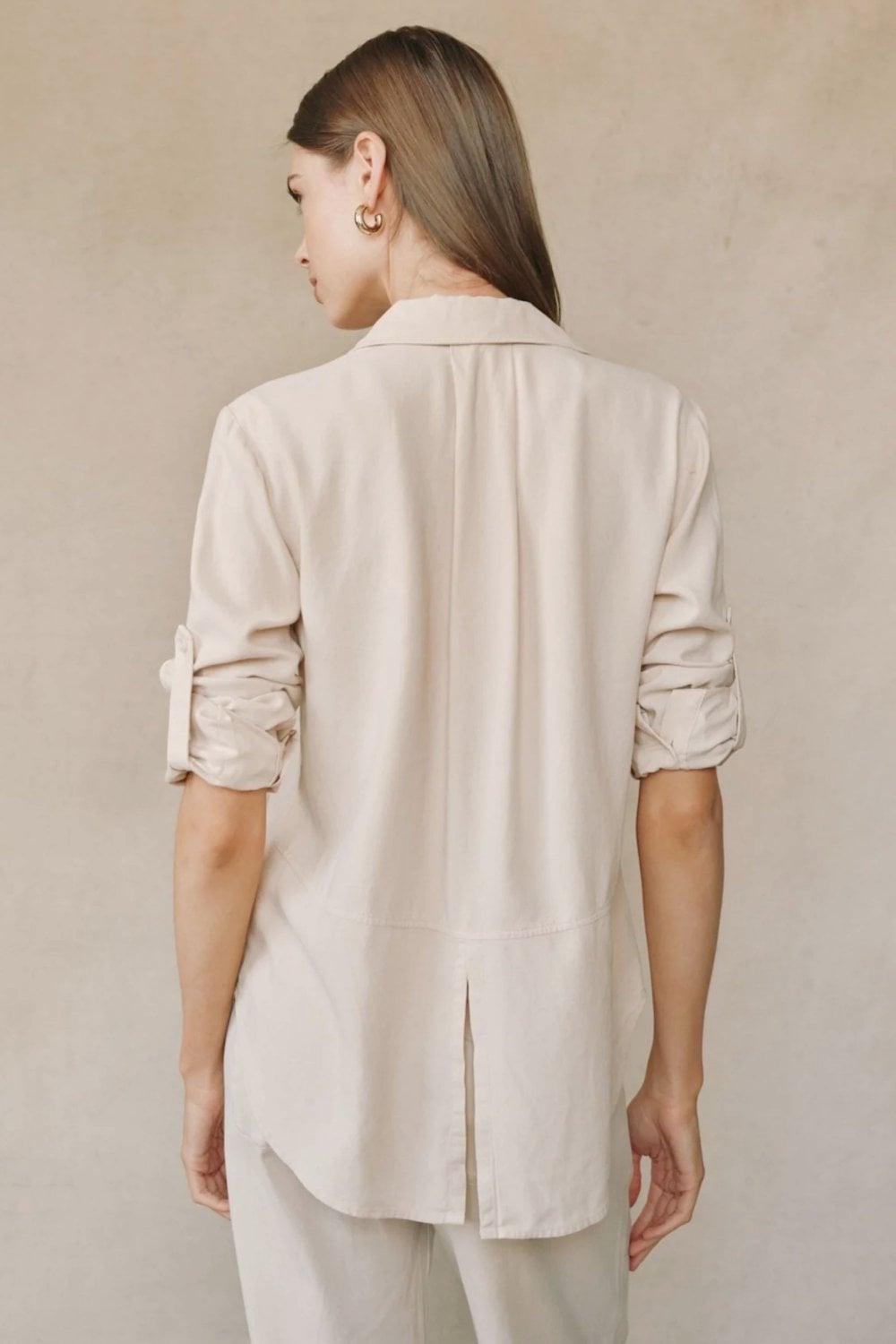 Bella Dahl Split Back Button Shirt in Linen Sand