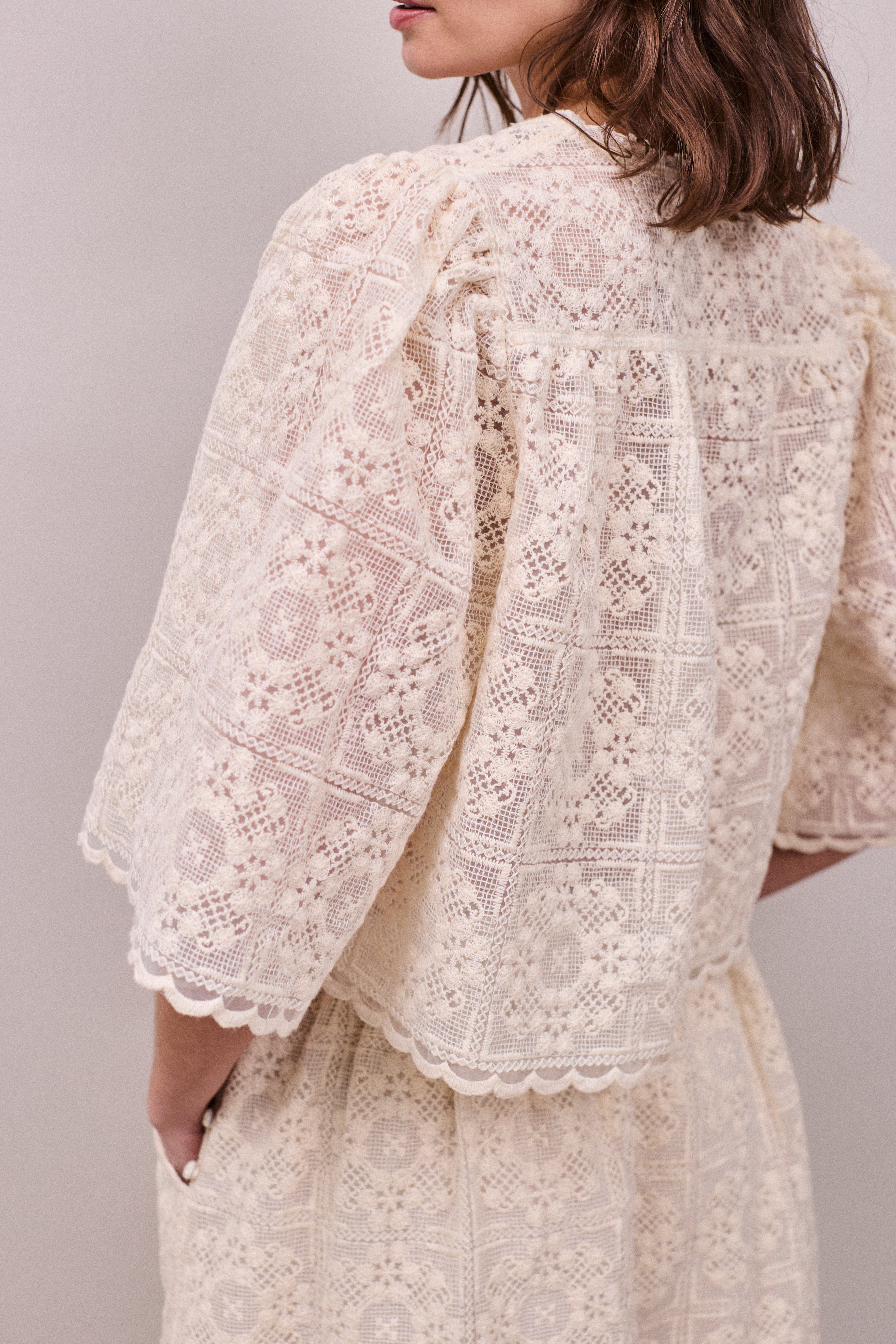 Faune Jean Top in Lace Flower Oyster