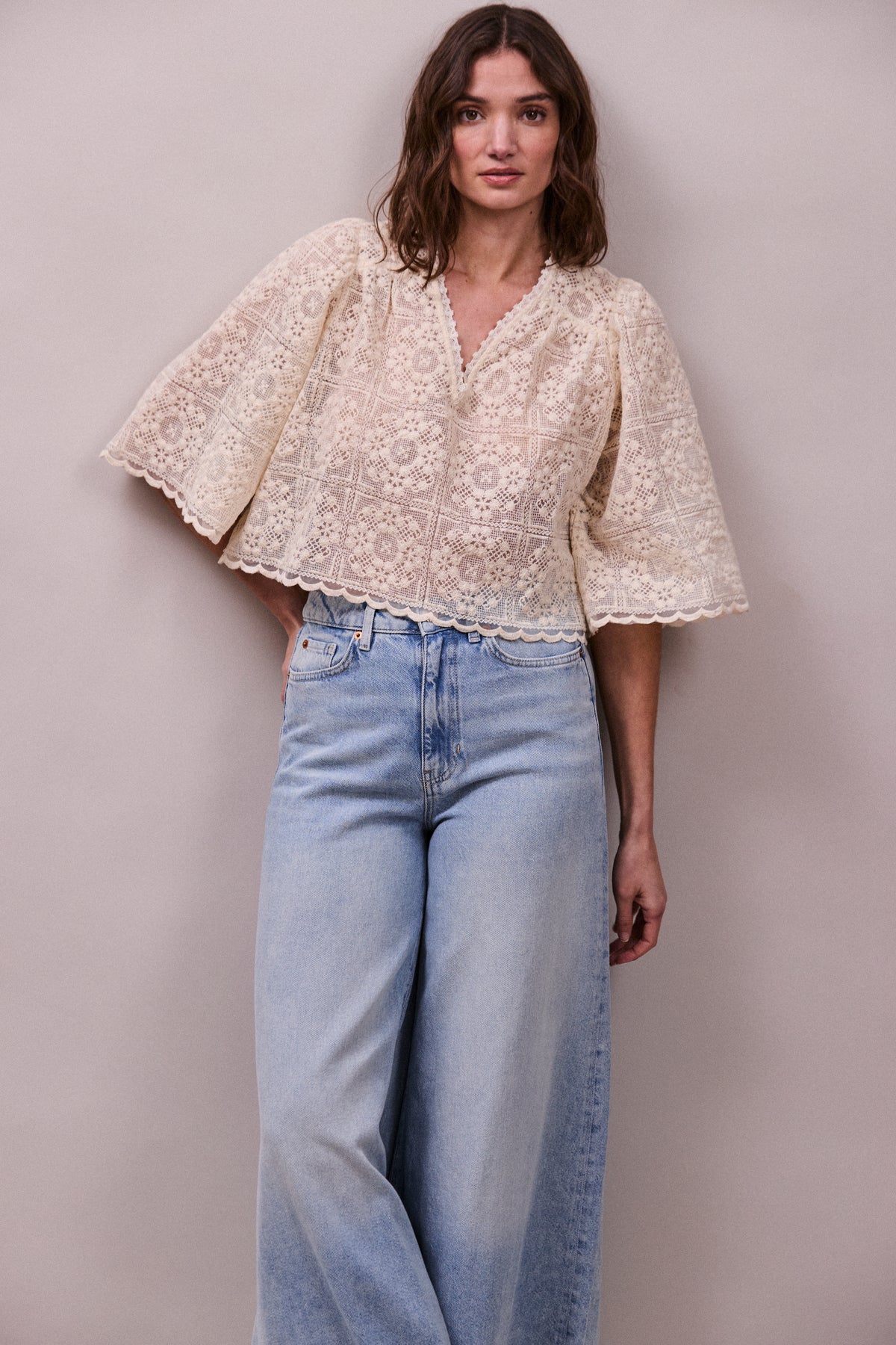 Faune Jean Top in Lace Flower Oyster
