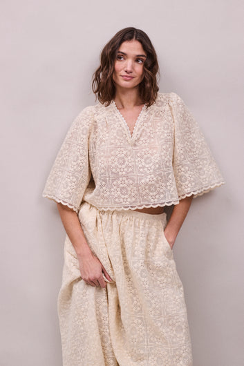 Faune Jean Top in Lace Flower Oyster