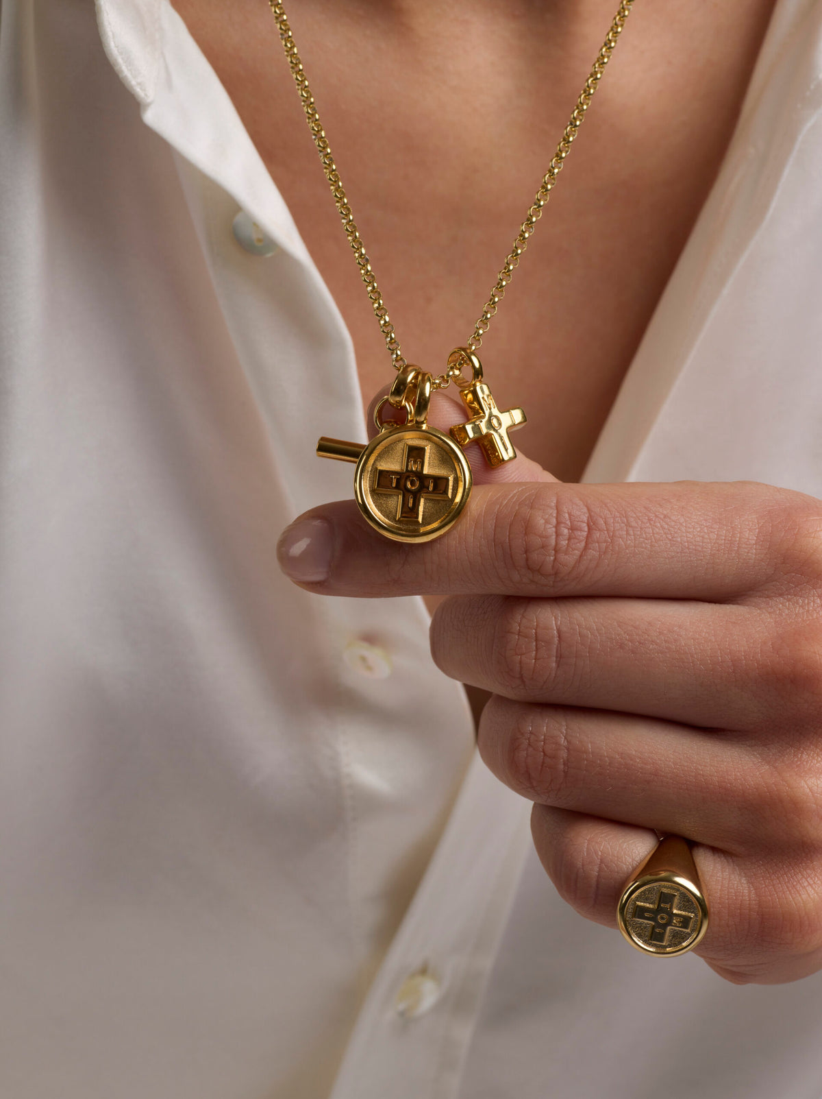 Tilly Sveaas Gold Moi + Toi Disc on Belcher Chain