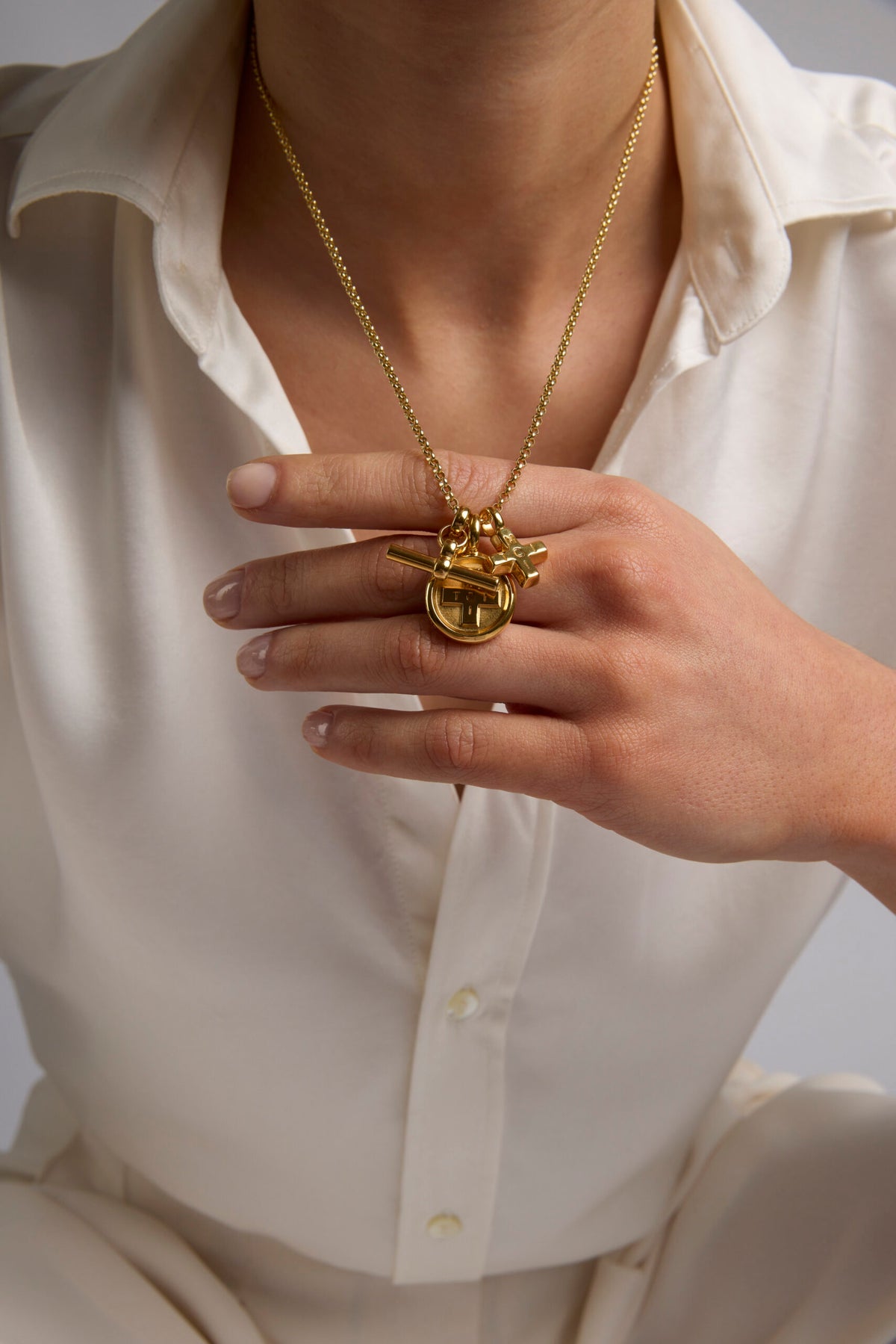 Tilly Sveaas Gold Moi + Toi Disc on Belcher Chain