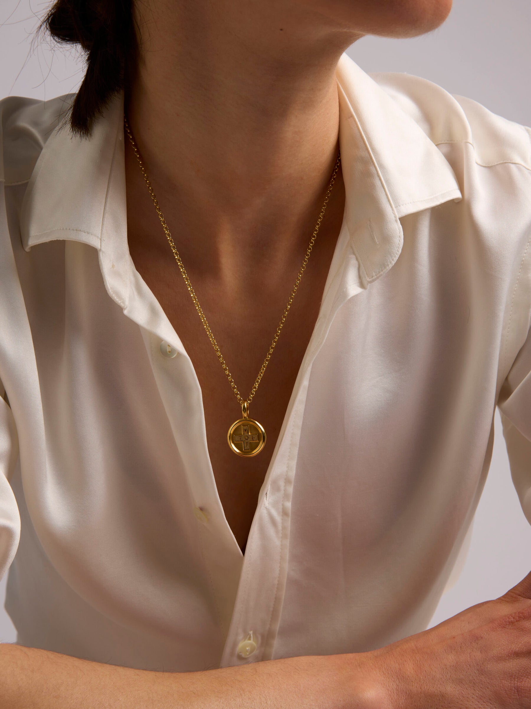 Tilly Sveaas Gold Moi + Toi Disc on Belcher Chain