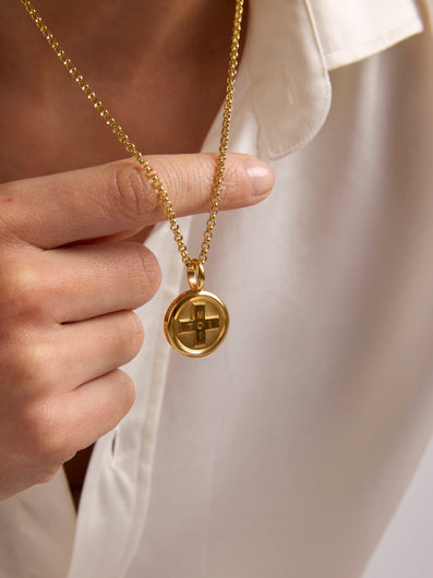 Tilly Sveaas Gold Moi + Toi Disc on Belcher Chain