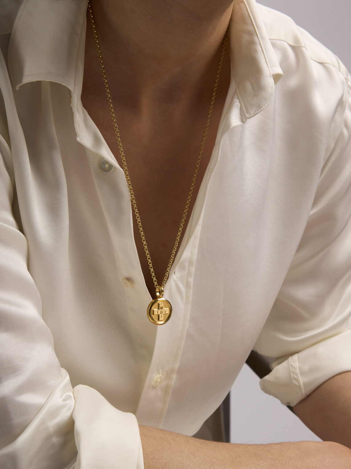 Tilly Sveaas Gold Moi + Toi Disc on Belcher Chain