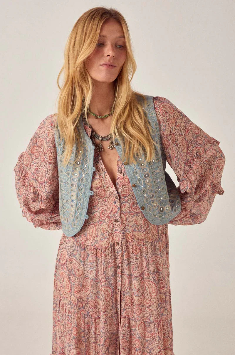  Maison Hotel Paquita Srinagar Dress in Wild Dust is a flowing maxi dress with an all-over paisley print in warm, dusty tones. 