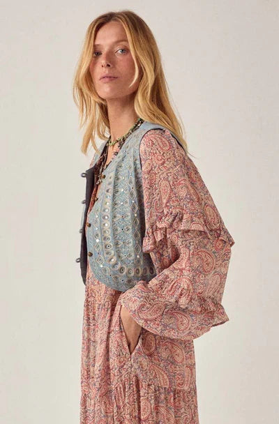  Maison Hotel Paquita Srinagar Dress in Wild Dust is a flowing maxi dress with an all-over paisley print in warm, dusty tones. 