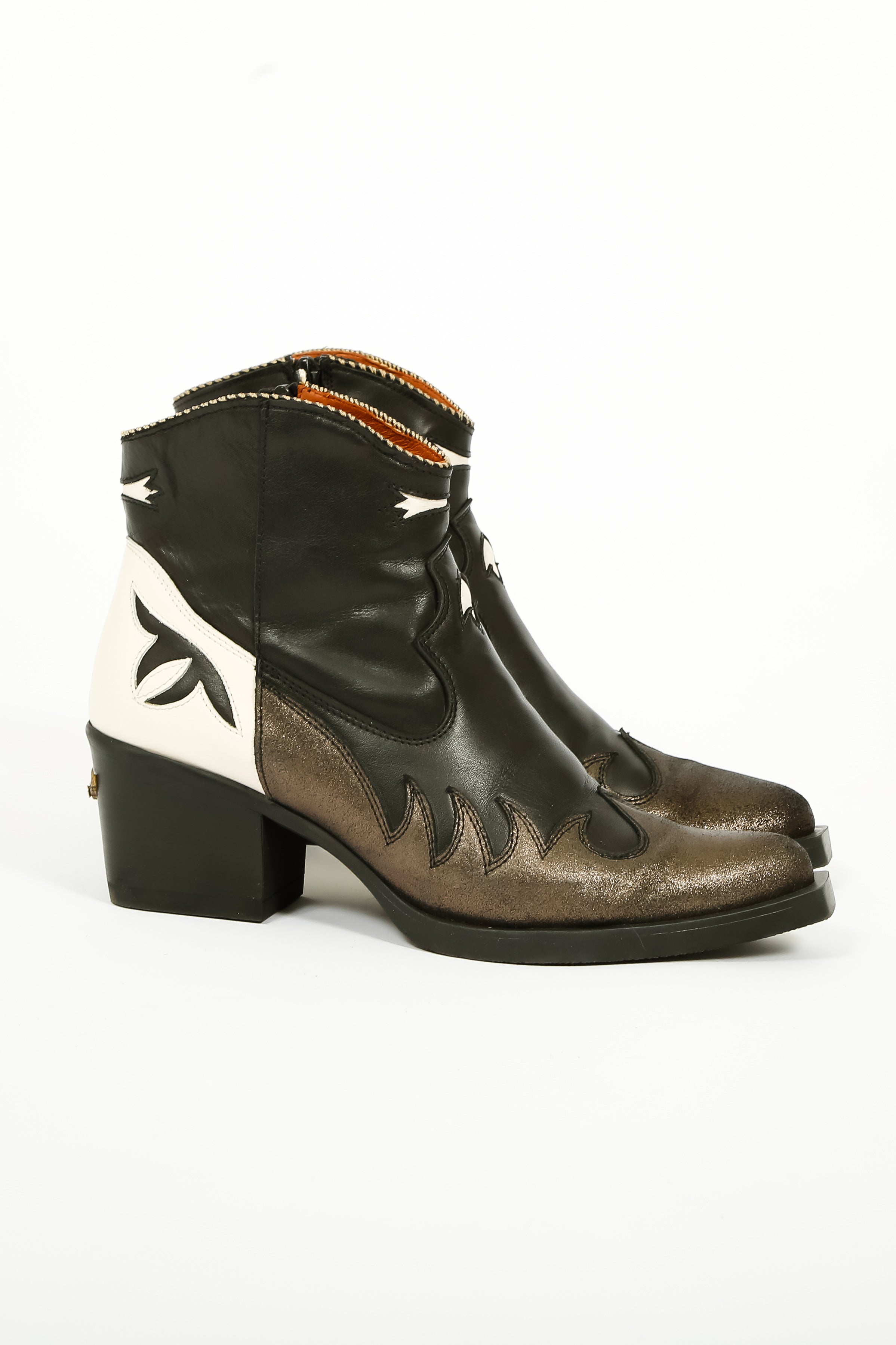 NEMONIC Short Cowboy in Black