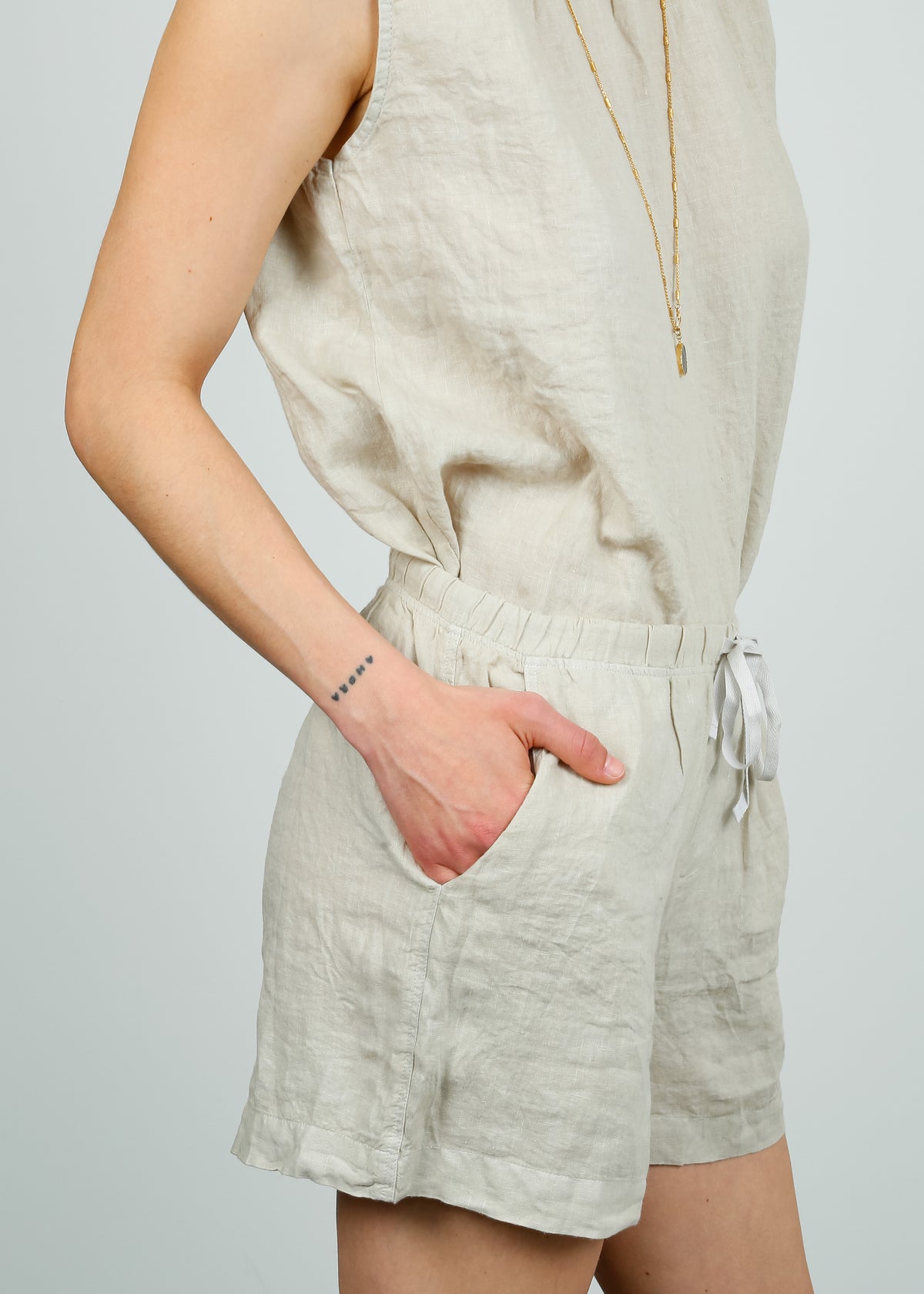 V Tammy Shorts in Sand