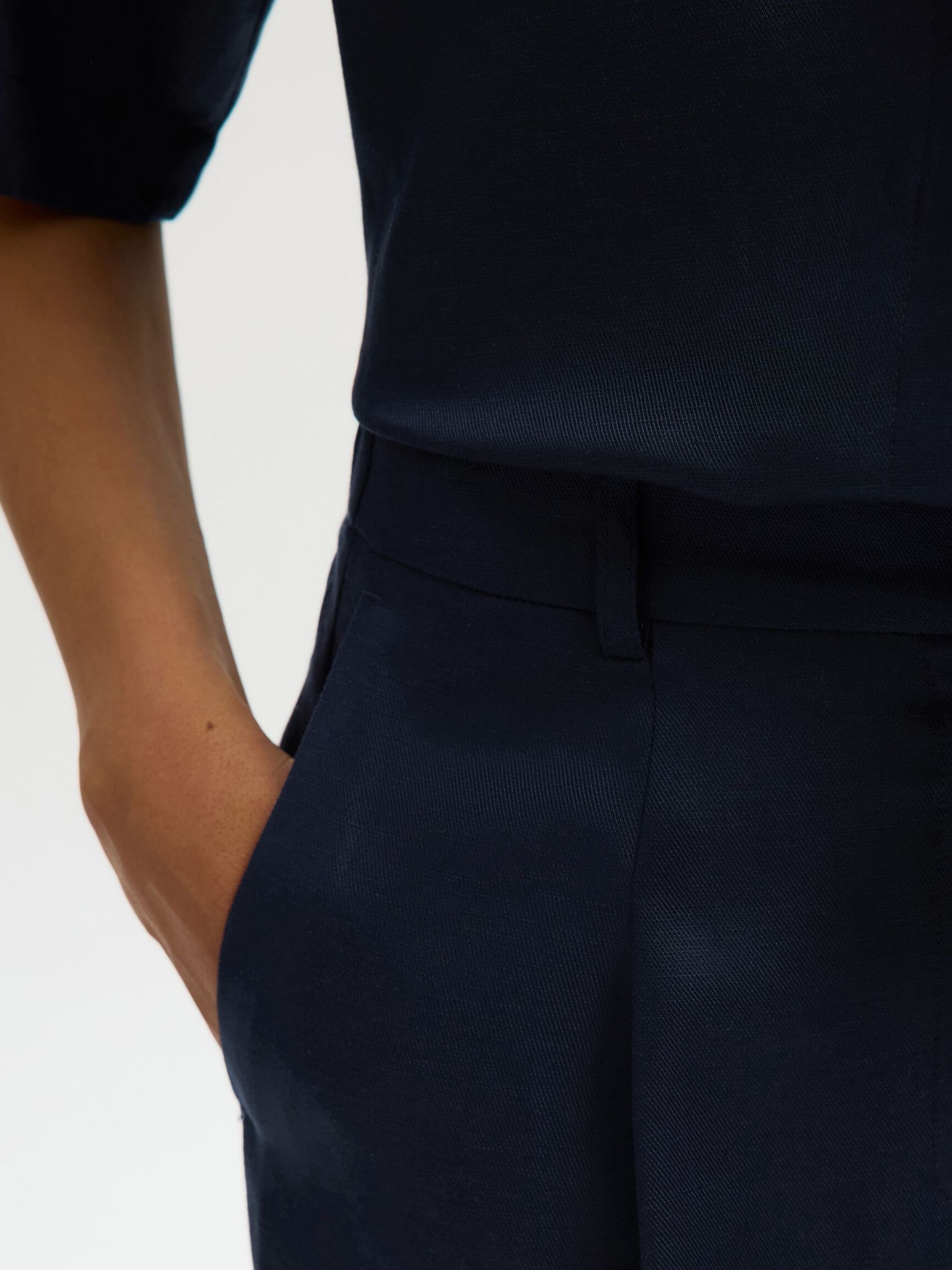SELECTED Lyra Wide Linen Pant in Dk Sapphire, close up