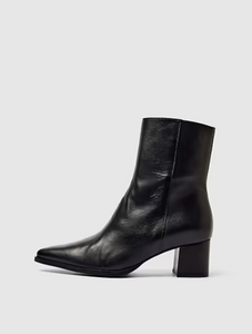 You added <b><u>SELECTED Stine Leather Boot in Black</u></b> to your cart.