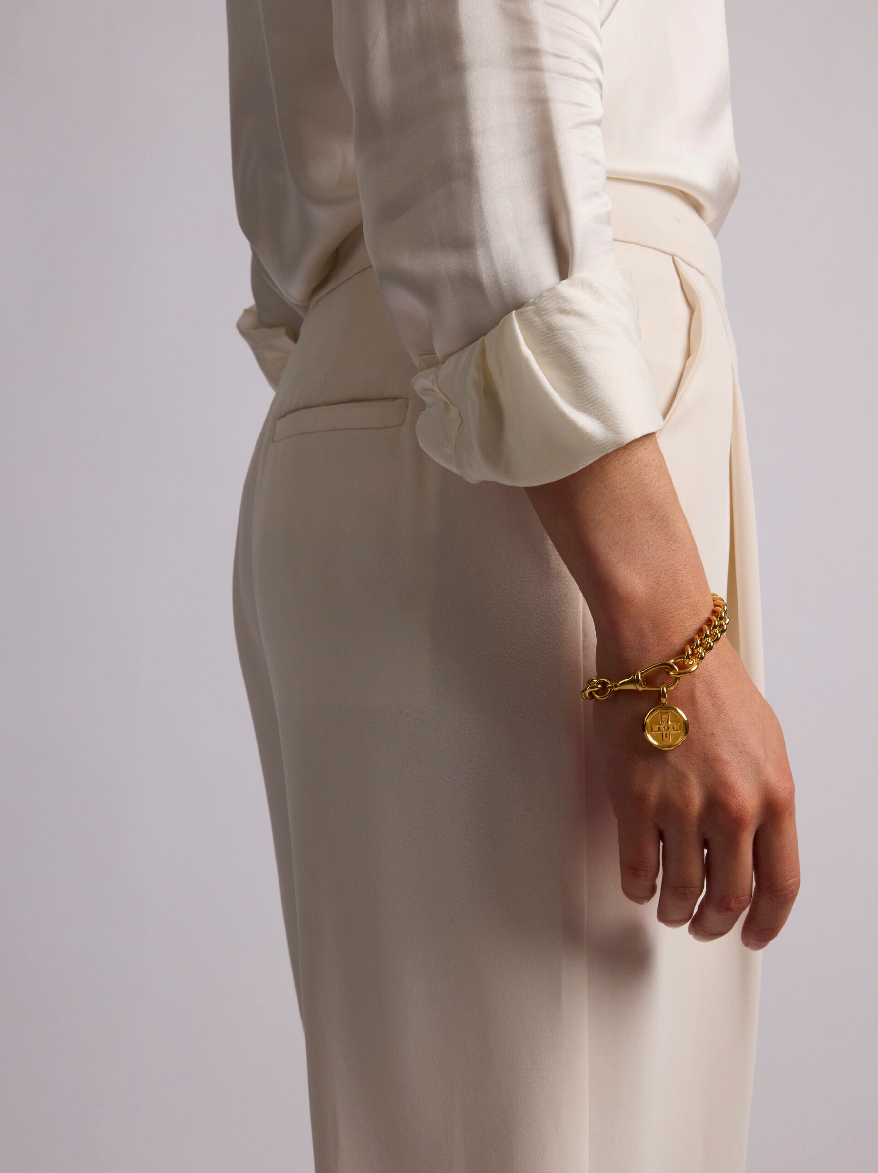 Tilly Sveaas Moi + Toi Gold Large Disc on Curb Clip Bracelet