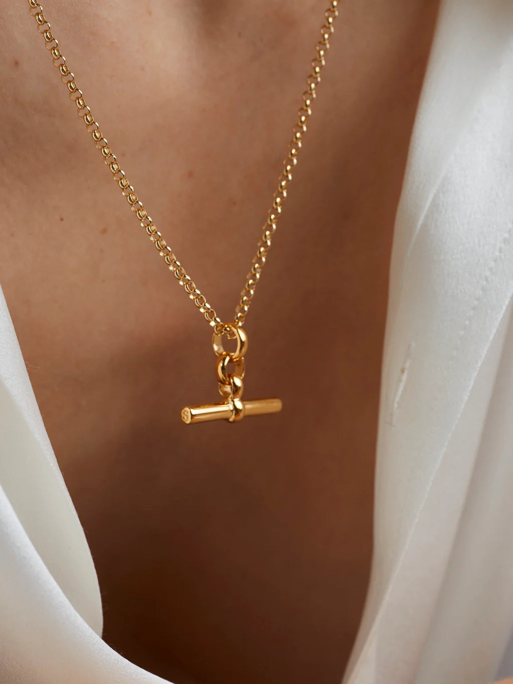 Tilly Sveaas Small Gold t Bar on Belcher Chain