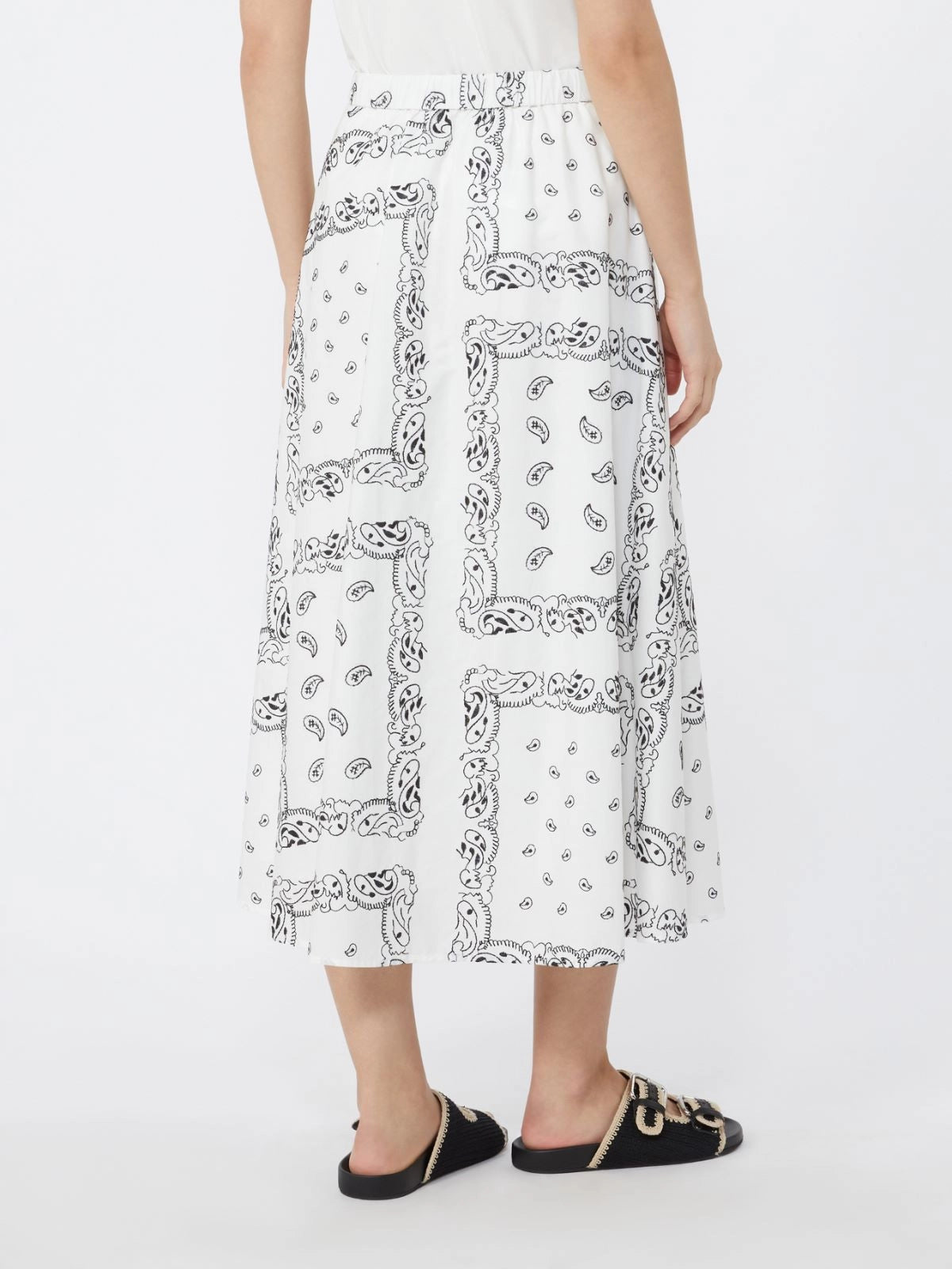 Weekend_Maxmara_Caravan_Skirt_in_White_Black_Person wearing a white skirt with black pattern on a white background