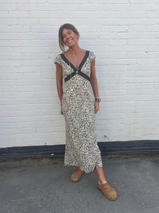 You added <b><u>RIXO Iggy Dress in Sun Leo Tan</u></b> to your cart.