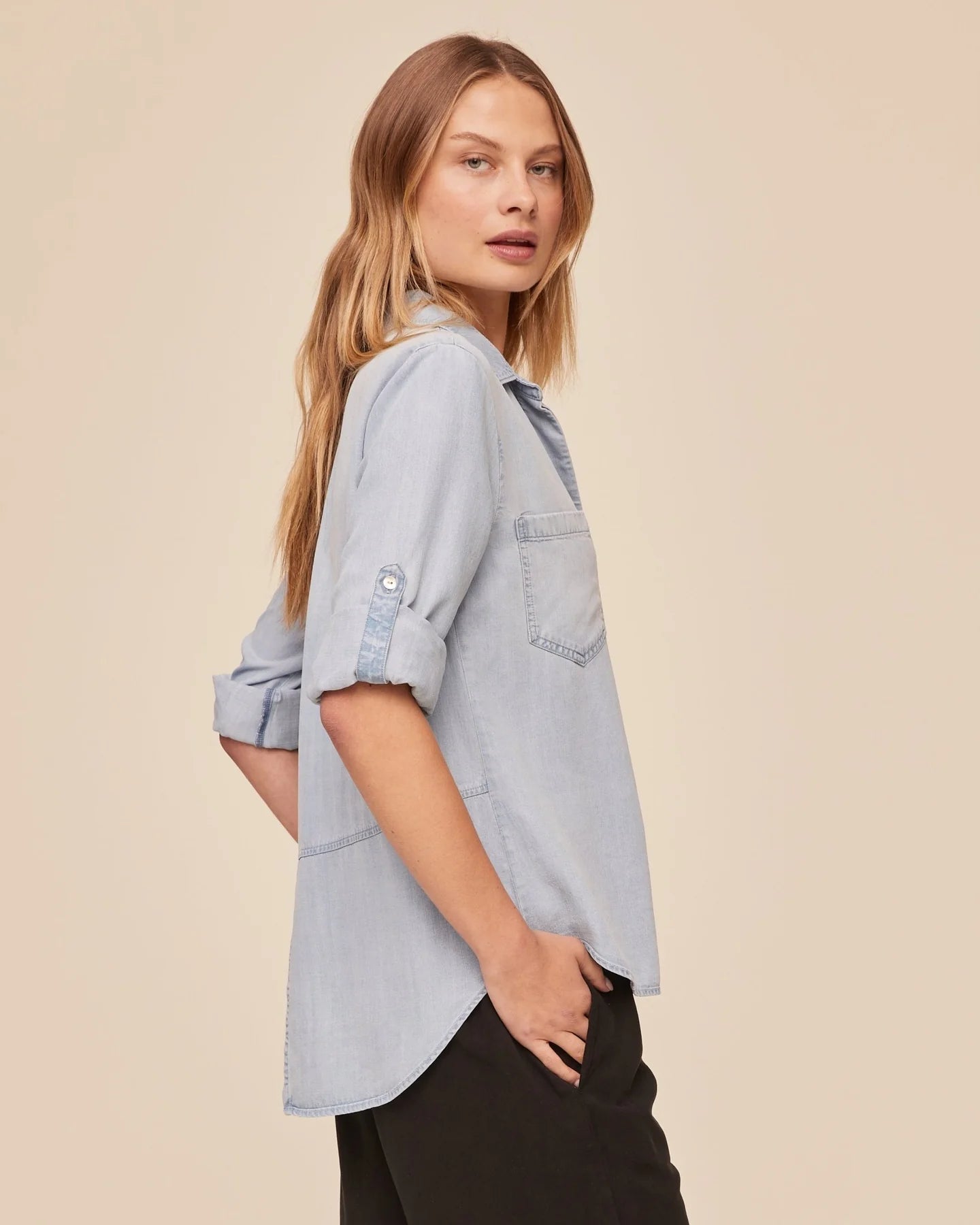 Bella Dahl Split Back Button Shirt in Light Sunspray Wash