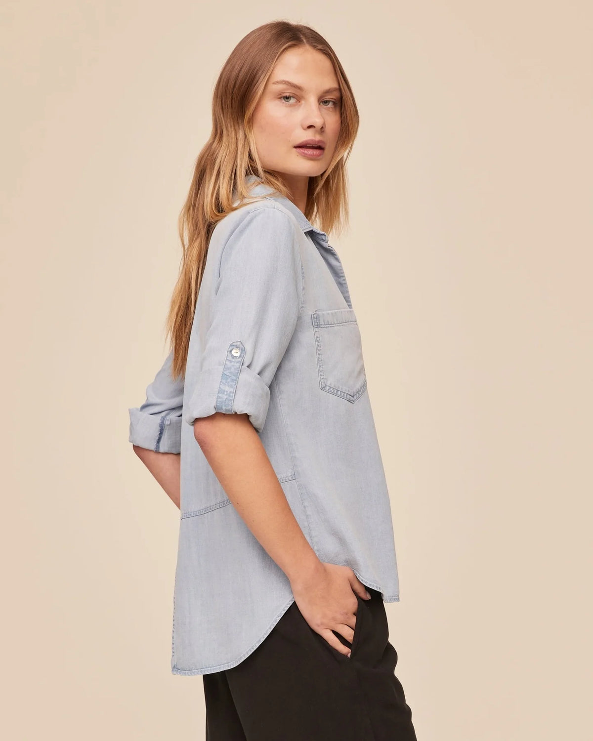 Bella Dahl Split Back Button Shirt in Light Sunspray Wash