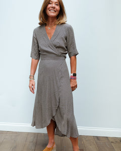 You added <b><u>GANNI F4993 Printed crepe wrap dress in tannin</u></b> to your cart.